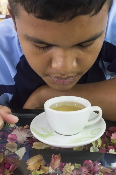 男孩喝热绿茶 — 图库照片