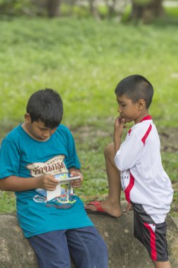 Çocuklar akıllı telefonda oyun oynarken zevk