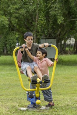 Birlikte oyun oynarken mutlu Asya çocuklar