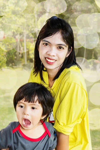 Asiatische Mutter und Sohn — Stockfoto