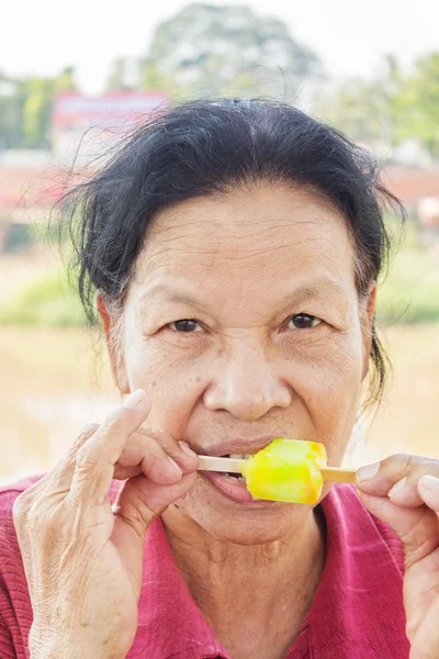 Asiatico tailandese donna mangiare gelato — Foto Stock