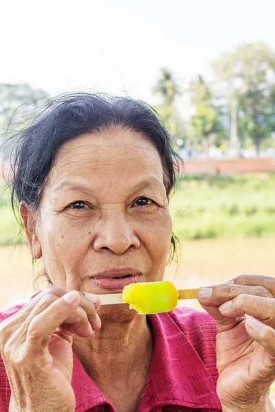 Asiatico tailandese donna mangiare gelato — Foto Stock