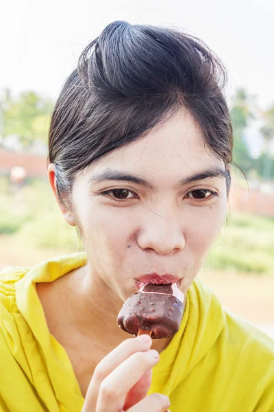 Asiática tailandesa comer helado —  Fotos de Stock