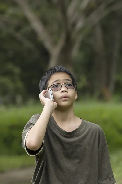 Jonge jongen praten aan de telefoon — Stockfoto