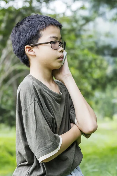 Jonge jongen praten aan de telefoon — Stockfoto