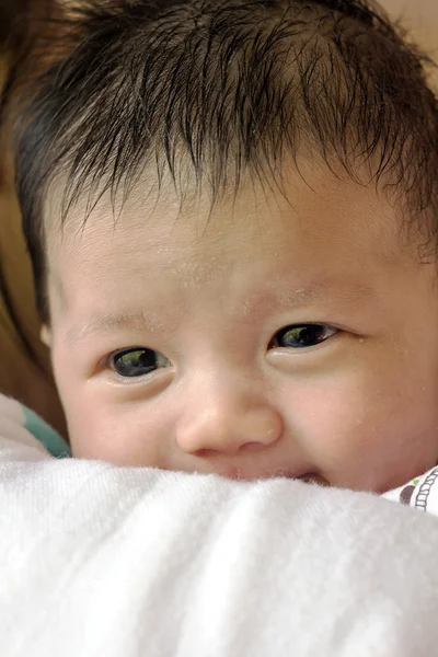 Маленький новорожденный мальчик — стоковое фото