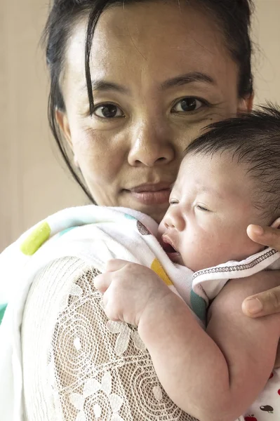 Liten nyfödd baby pojke — Stockfoto