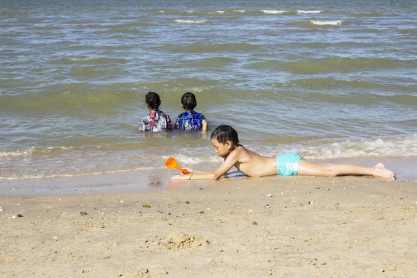 Tailandés chico jugar en la arena en la playa — Foto de Stock