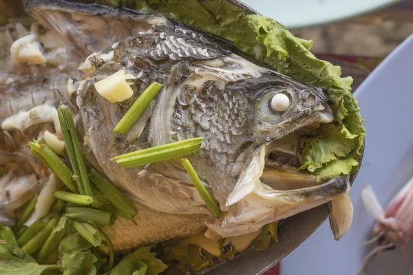 Peixe cozido no vapor em molho de limão — Fotografia de Stock