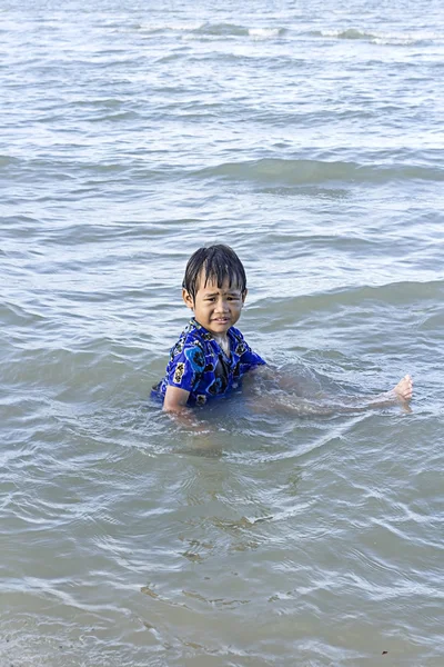 Kind zit in water zee — Stockfoto