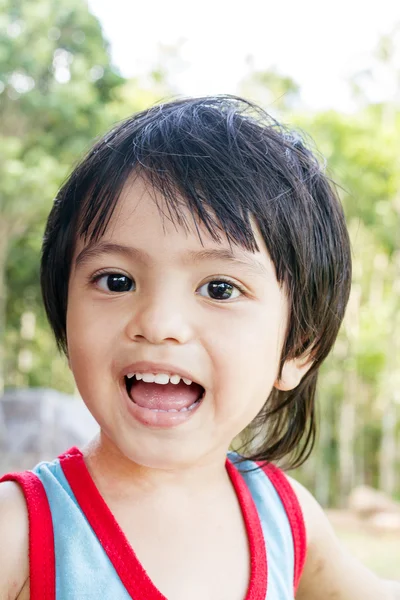 Glücklicher kleiner Junge — Stockfoto