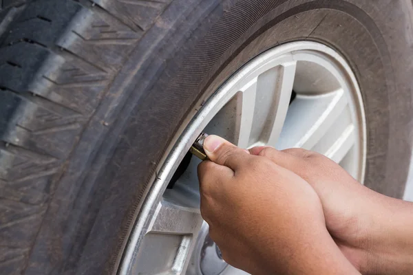 Vullen lucht in een auto band — Stockfoto