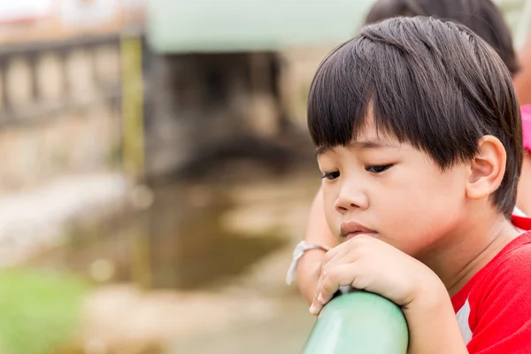 Niedlicher kleiner Junge, der auf die Seite schaut — Stockfoto