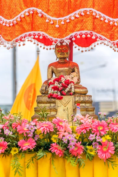 Buddha patsas ihmisille juhlia Songkran Festival — kuvapankkivalokuva