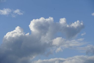 Mavi gökyüzü arkaplanı, küçük bulutlar, yakın plan, doğal arka plan, doğa bulutları