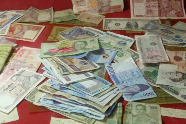 Farklı ülkelerden gelen parayı kapat.