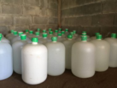 Arka planda su içmek için plastik şişelerin bulanık olması