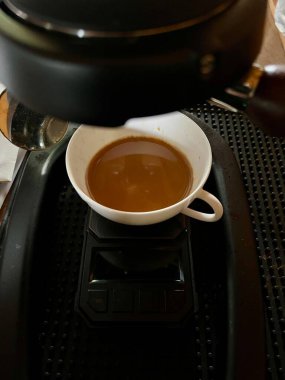 Kahve makinası kahve makinesiyle kahve yapıyor..