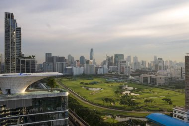Bangkok 'ta gün batımında şehrin güzel manzarası Tayland' ın başkentidir..