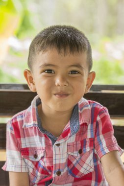 Kameraya bakan mutlu Asyalı çocuğun portresi.