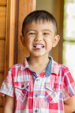 Şeker yiyen mutlu Asyalı çocuk portresi