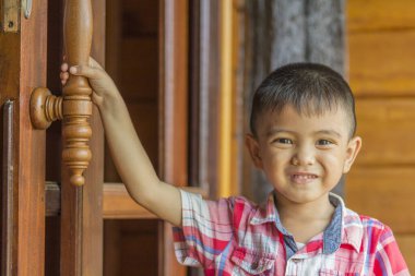 Kameraya bakan mutlu Asyalı çocuğun portresi.