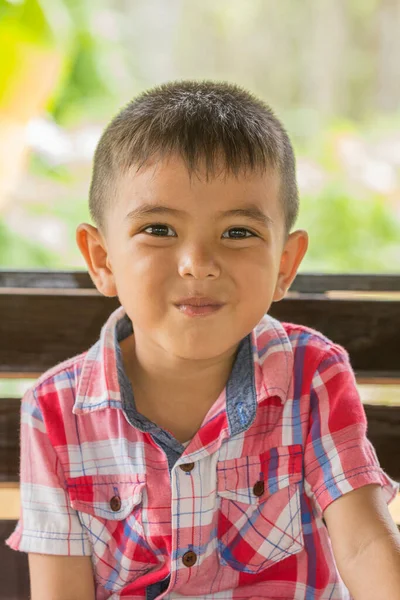 Kameraya bakan mutlu Asyalı çocuğun portresi.