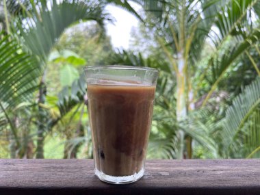 Masanın üzerinde bir bardak buzlu kahve.