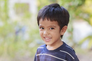 Küçük sevimli Asyalı çocuğun portresi. Kameraya bak ve mutlu ol.