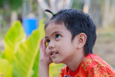 Asyalı küçük çocuk düşünüyor