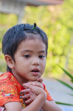 Dışarıdaki Asyalı çocuğun portresi.