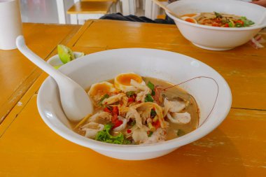 Baharatlı limon otu aromalı düz erişte çorbada deniz ürünleri, Tayland geleneksel yemekleri.