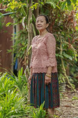 Asyalı son sınıf öğrencisinin açık havada portresi.