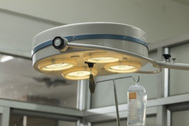 Ameliyat odasında cerrahi lambalar