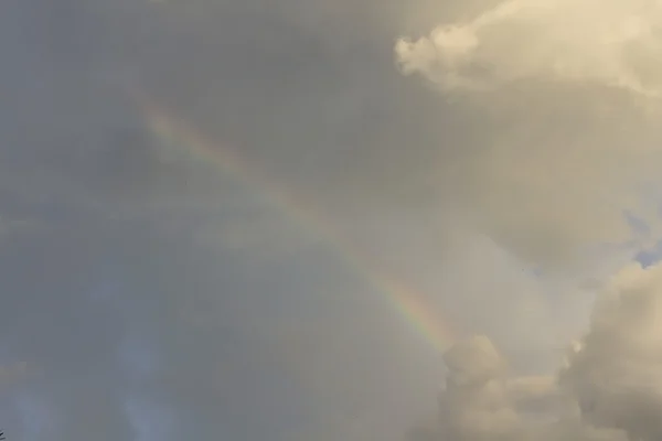 Regenboog op sky — Stockfoto