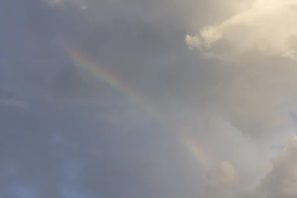 Cielo nublado con arco iris —  Fotos de Stock