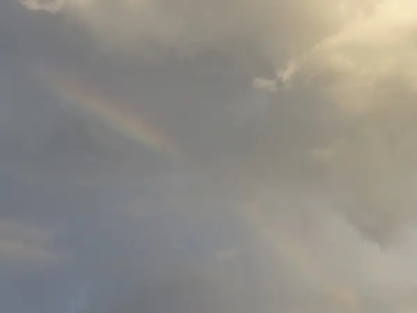 Cielo nuvoloso con arcobaleno — Foto Stock
