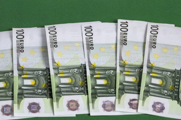 Yeşil Arka Planda 100 Euro Luk Banknot — Stok fotoğraf