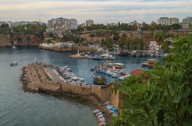 Antalya 'nın eski Kaleici kasabasındaki antik limanın en iyi manzarası. Türkiye.