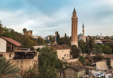 Antalya 'daki eski Kaleici kasabasının manzarası. Minareler ve çatılar.