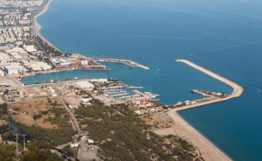 Tunektepe dağından liman, deniz ve Antalya şehri manzarası. Türkiye.