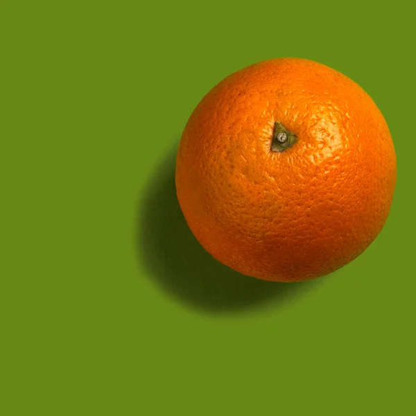Fris Sappig Oranje Een Groene Achtergrond Geïsoleerd — Stockfoto