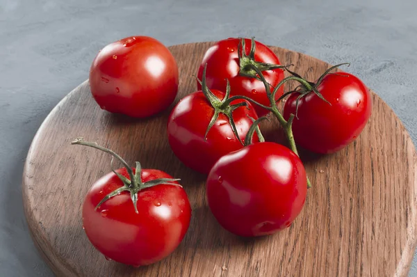 Ripe Juicy Tomatoes Water Droplets Wooden Board Concrete Background — Φωτογραφία Αρχείου