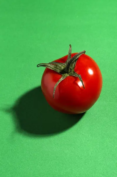 Κόκκινη Ώριμη Φρέσκια Ντομάτα Φόντο Πράσινου Χαρτιού — Φωτογραφία Αρχείου