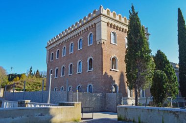 St. Peter Şatosu Verona, İtalya 'da bir tepede.