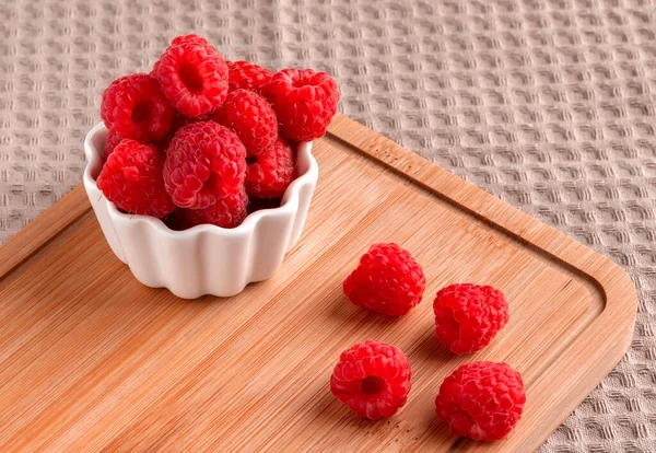 Ripe Raspberries White Cup Wooden Board Textile Background — Stock Photo, Image