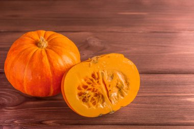 Ahşap arka planda çiğ balkabağı. Boşluğu kopyala.