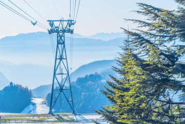 Dolomitlerde kablolu araba var. Kış güneşli bir gün. Yumuşak odak.