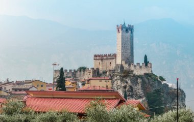 Malcesine 'deki Scaliger Ortaçağ Kalesi. Yumuşak odak.