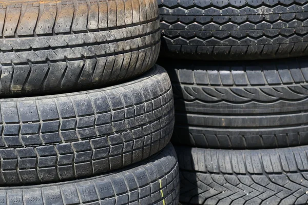 Detalle viejo usado neumáticos apilados fondo — Foto de Stock